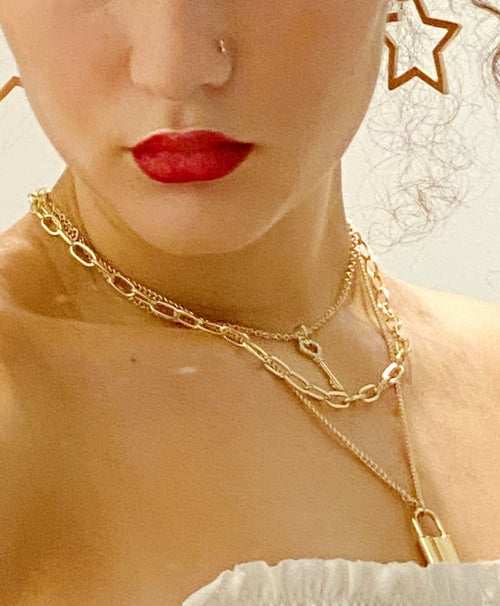 Collana Chiave & Locket a Tre Fili – Look Moderno e Raffinato