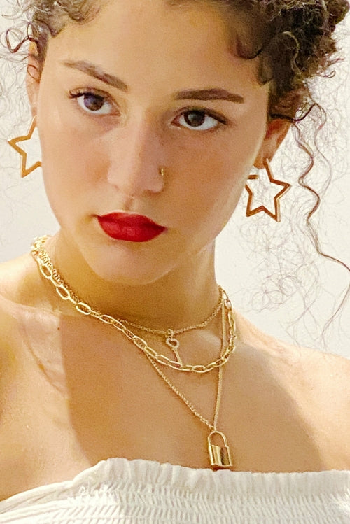 Collana Chiave & Locket a Tre Fili – Look Moderno e Raffinato